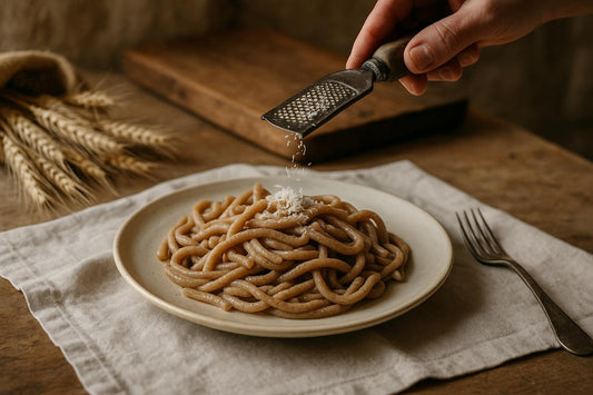 Pasta integrale con cereali e formaggio grattugiato