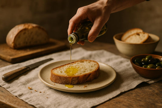 Olio extravergine di oliva versato sul pane rustico durante una degustazione