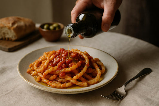 Piatto di pasta al pomodoro condito con olio extravergine di oliva